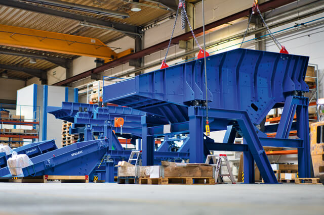 Aufgabebunker und Förderrinnen für das Recycling. Hier ein Blick in die Produktion von SPALECK.