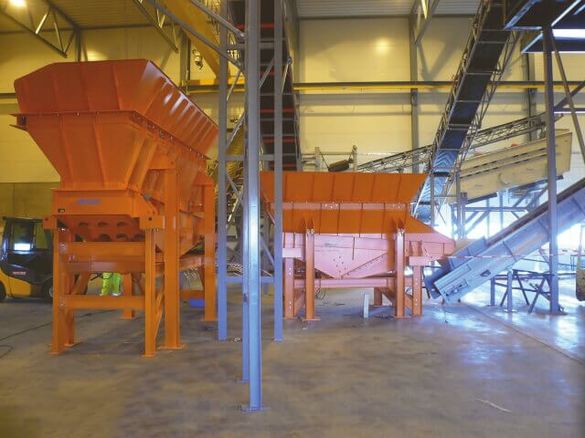 Zwei SPALECK Aufgabebunker in einer Recyclinganlage für Metallschrottaufbereitung