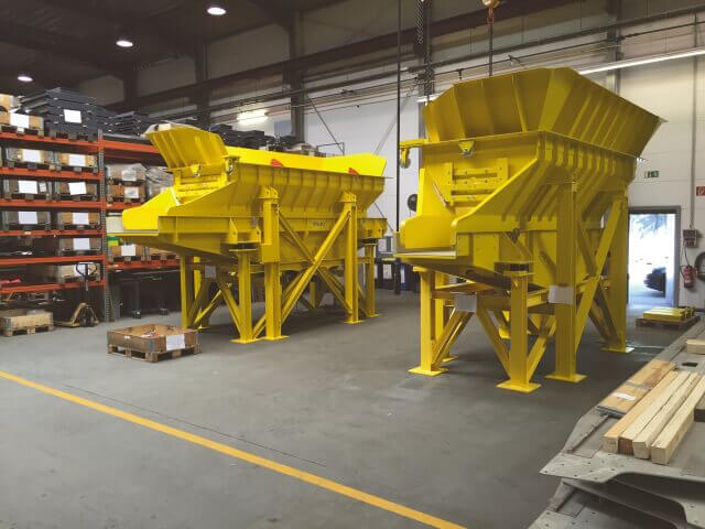 Zwei Aufgabebunker in der Produktion - Späterer Einsatzzweck ist das Metallrecycling von Shredderschwerfraktionen