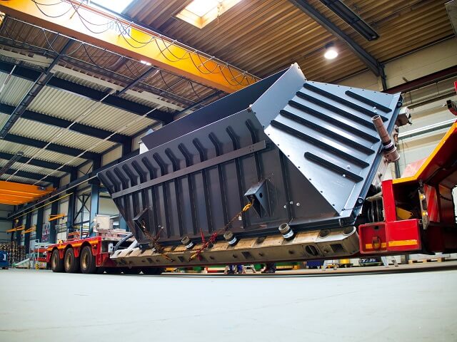 Großer Aufgabebunker für Elektroschrott bei der Versendung durch Hersteller SPALECK