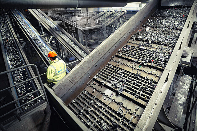 Siebmaschine im Metallrecycling. Das Sieb sortiert den Metallschrott nach Groesse.