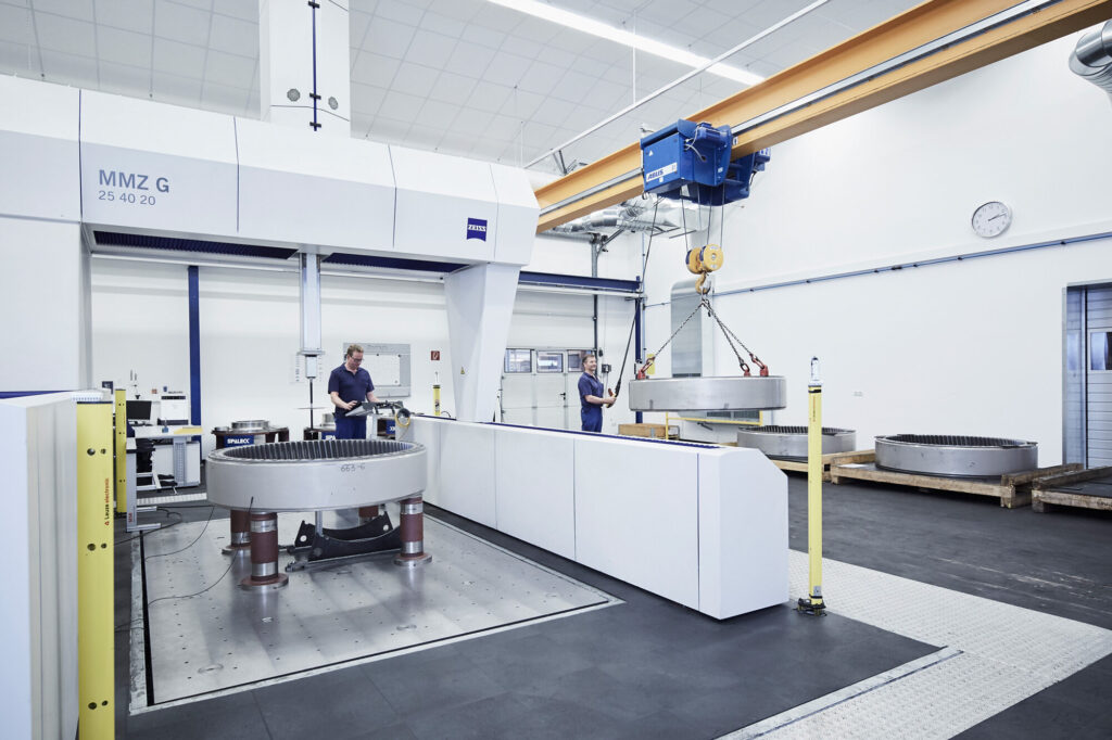 An MMZ G measuring machine in a factory with two people at work.