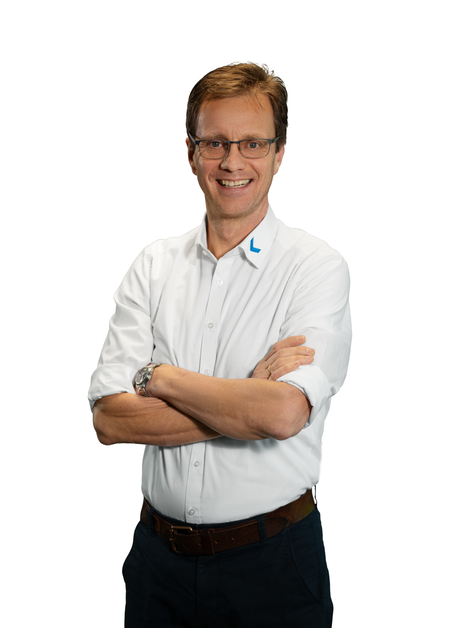 Mann mit Brille und weißem Hemd lächelt mit verschränkten Armen.