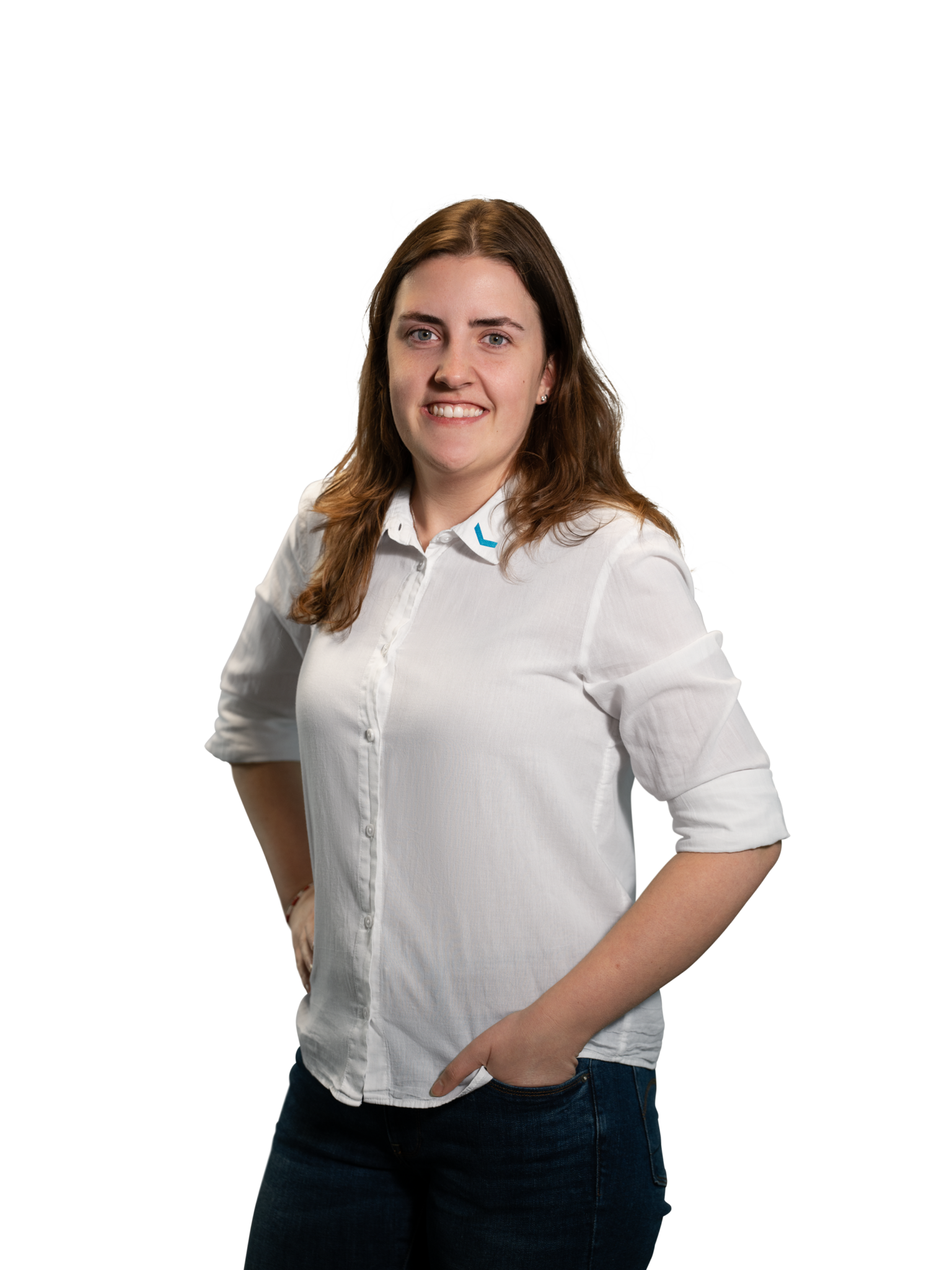 Frau in weißem Hemd und Jeans vor schwarzem Hintergrund.