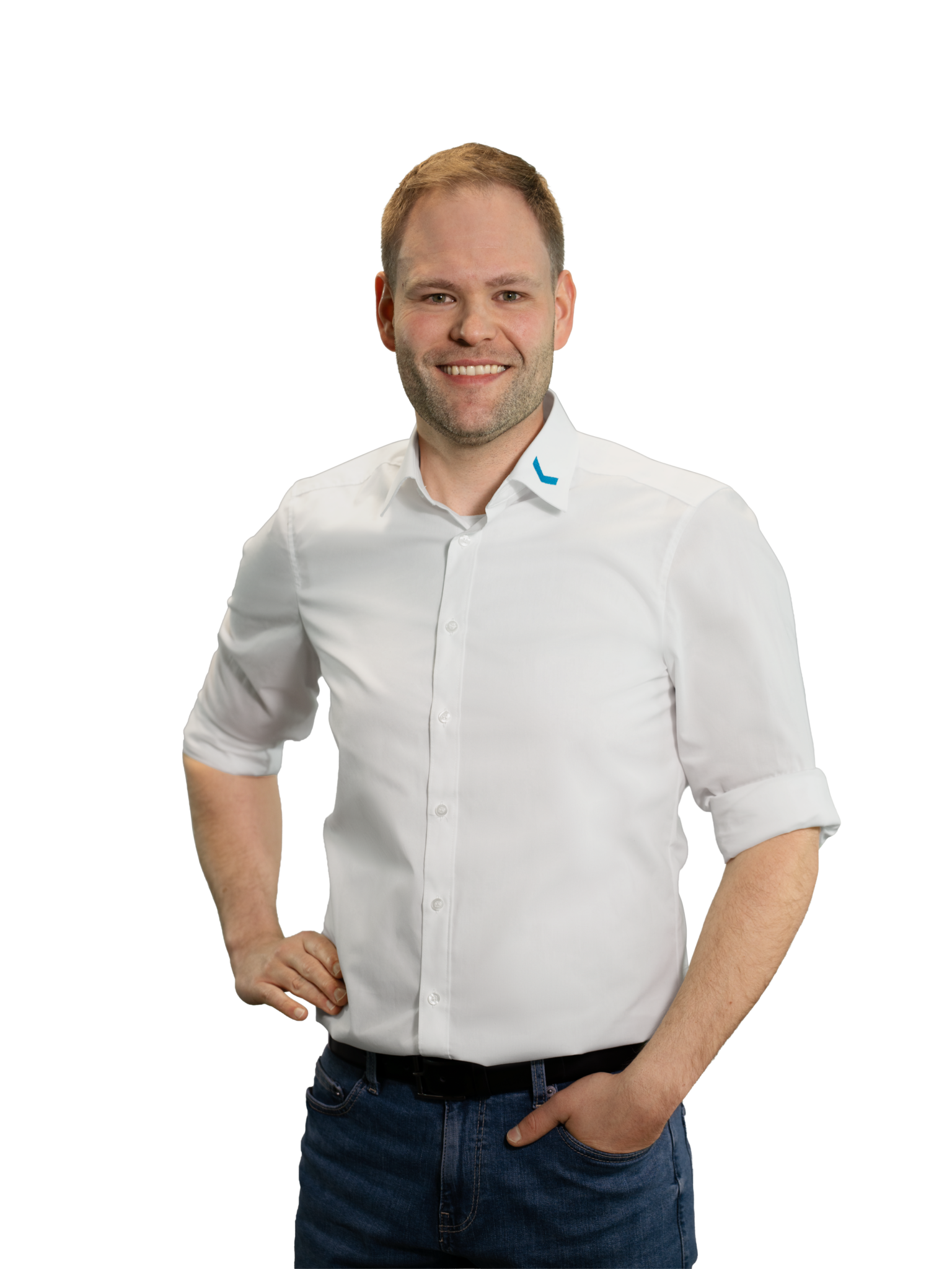 Mann in weißem Hemd und blauer Jeans lächelt in die Kamera.