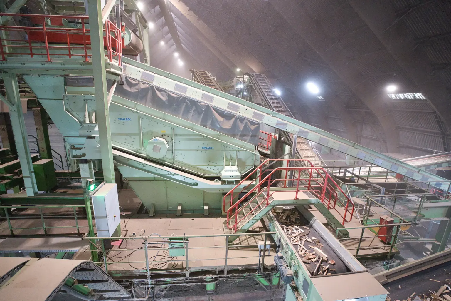 SPALECK Vibrating screen in a Waste wood recycling plant. The screening machine classifies the material exactly according to size so that only suitable material is sent for thermal recycling.