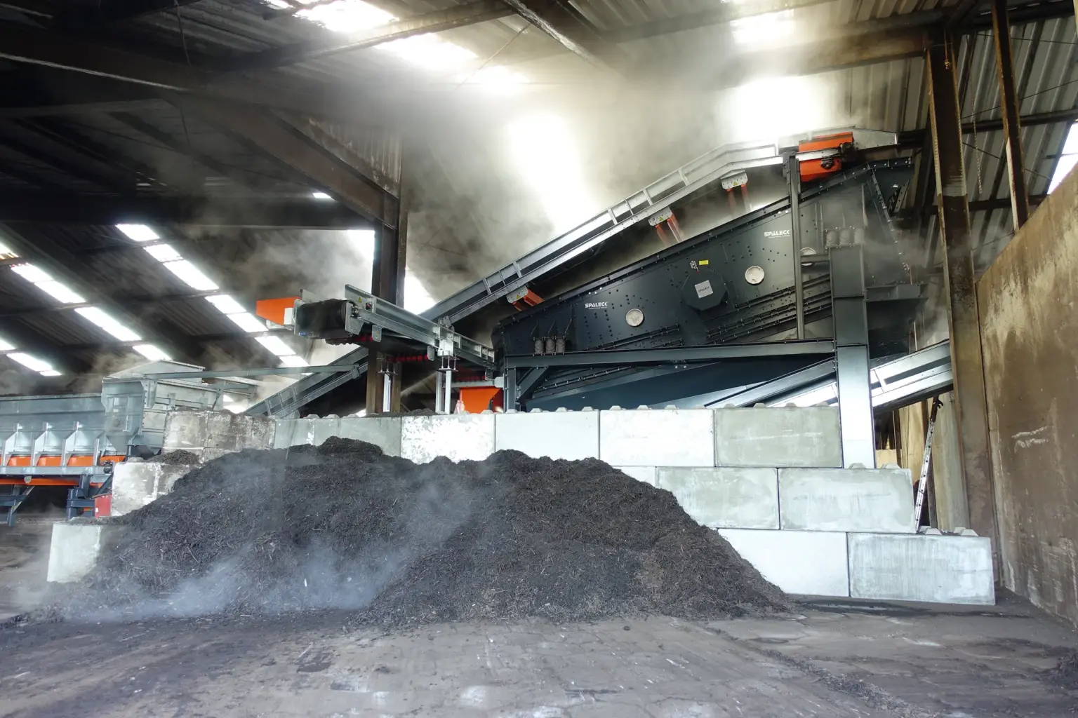 SPALECK screening machine at one of the leading manufacturers of Compost and potting soil. The screening machine is equipped with special Screen decks for the production of premium compost.