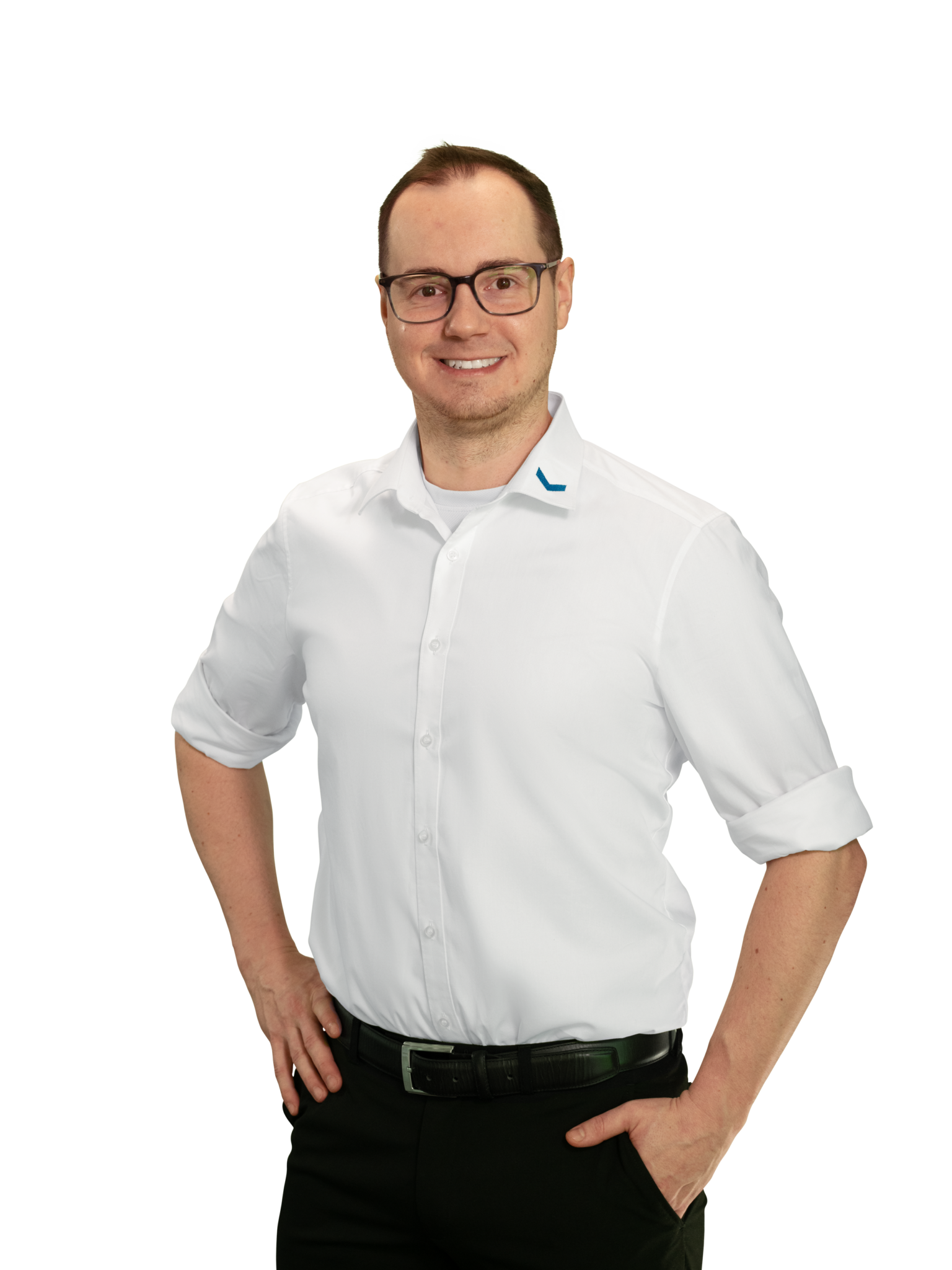 Mann in weißem Hemd mit Brille vor weißem Hintergrund.