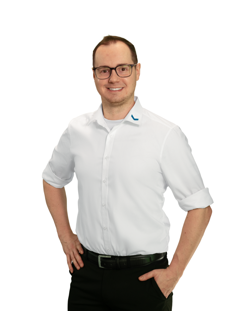Mann in weißem Hemd mit Brille vor weißem Hintergrund.