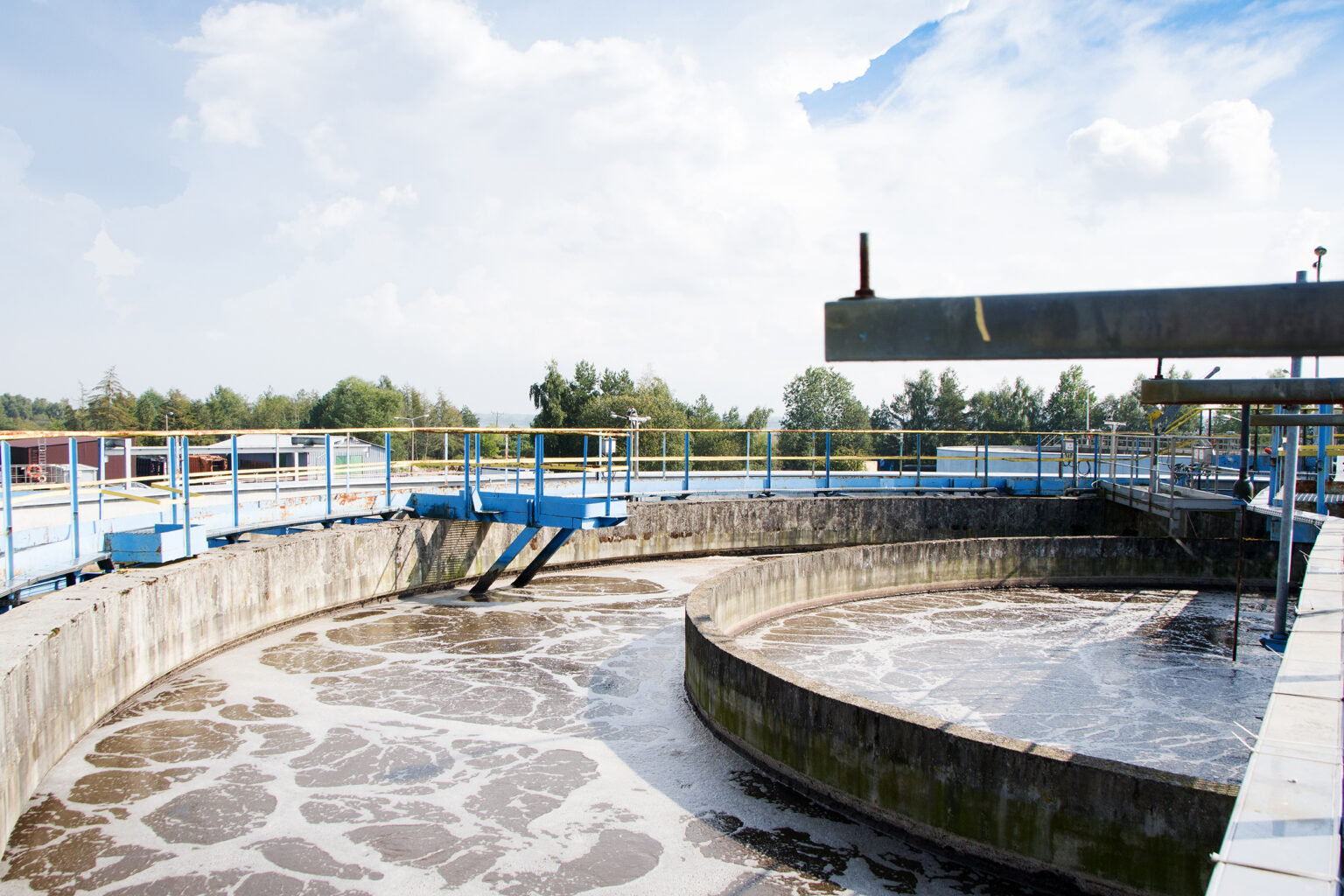 Large round tank for aerobic water treatment