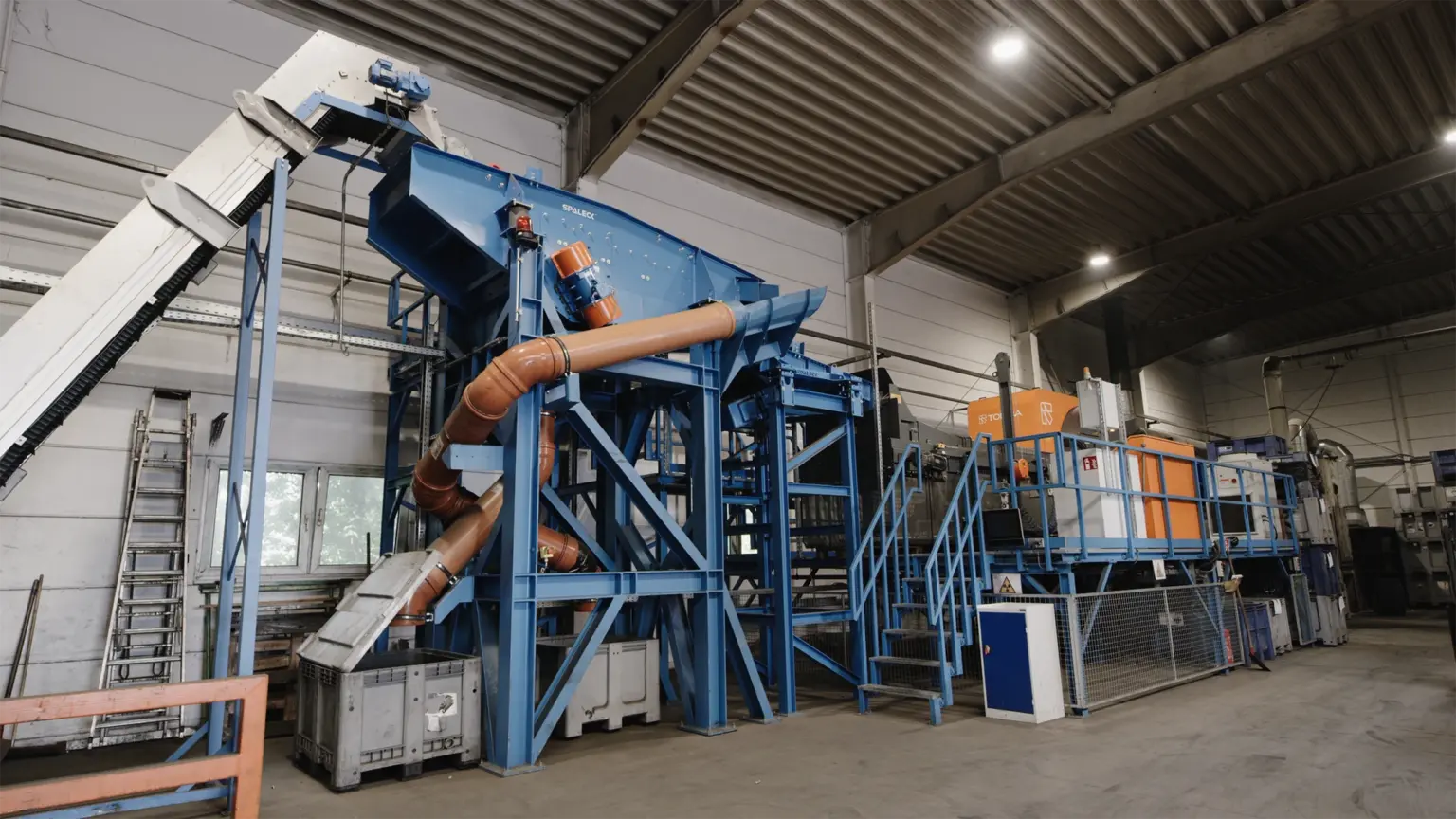 SPALECK screening machine in battery recycling - here it classifies the batteries exactly according to size so that the downstream X-ray sorting machine can sort them according to their contents