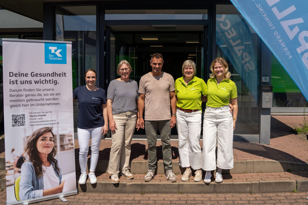 Group photo taken at the Spaleck Health Day featuring Marina Pawlak, Marlis Spaleck, Andreas Niedrig, Gabi Mumbek, and Hanna Hitpaß in front of the Spaleck Health Center