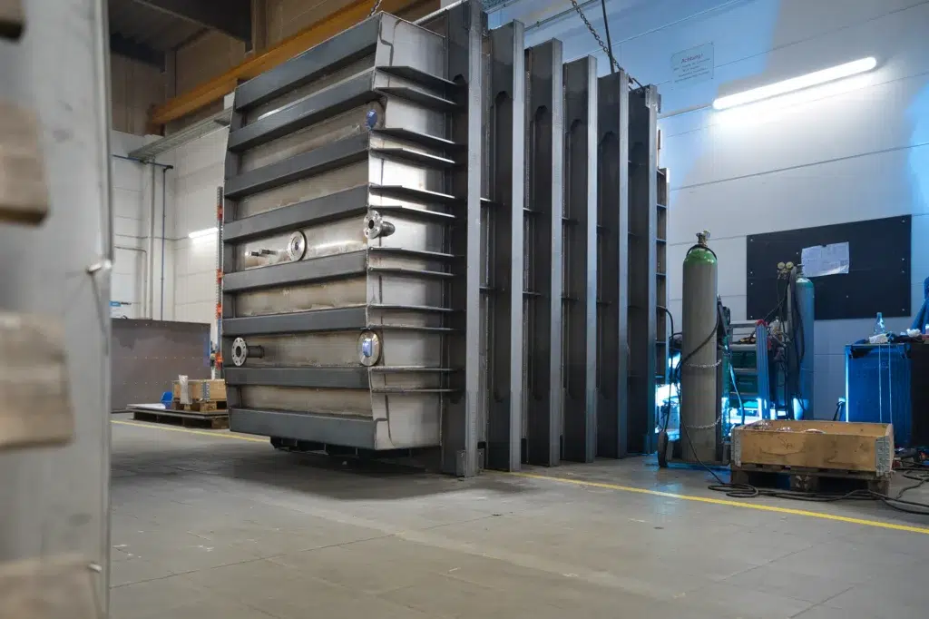Production of a large welded assembly—in this case, a vacuum chamber made of S 355/1.4301—including machining at SPALECK’s production facility