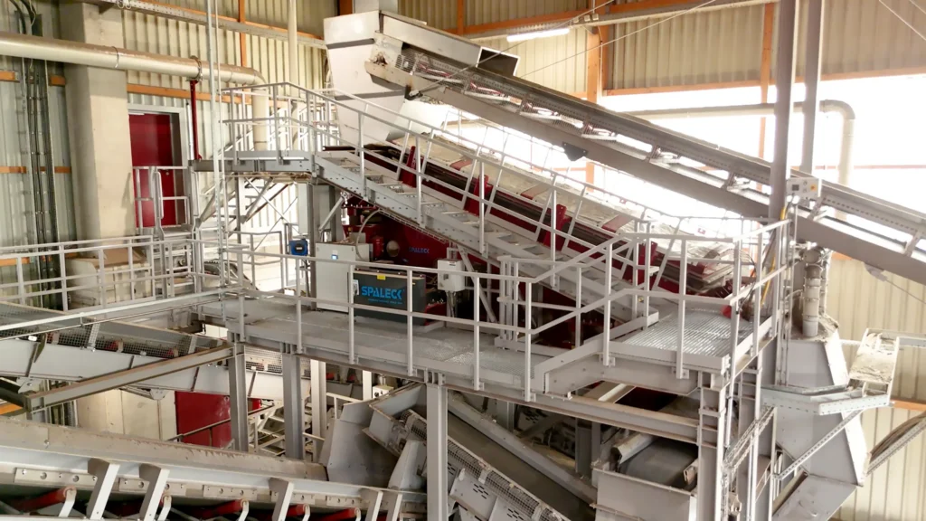 A view of a SPALECK 3D COMBI screening machine at a, new metal recycling plant in Austria. The 3D COMBI screening machine replaces two screening machines from another manufacturer in order to improve screening quality and, consequently, overall sorting quality. This is a retrofit project within a new facility.