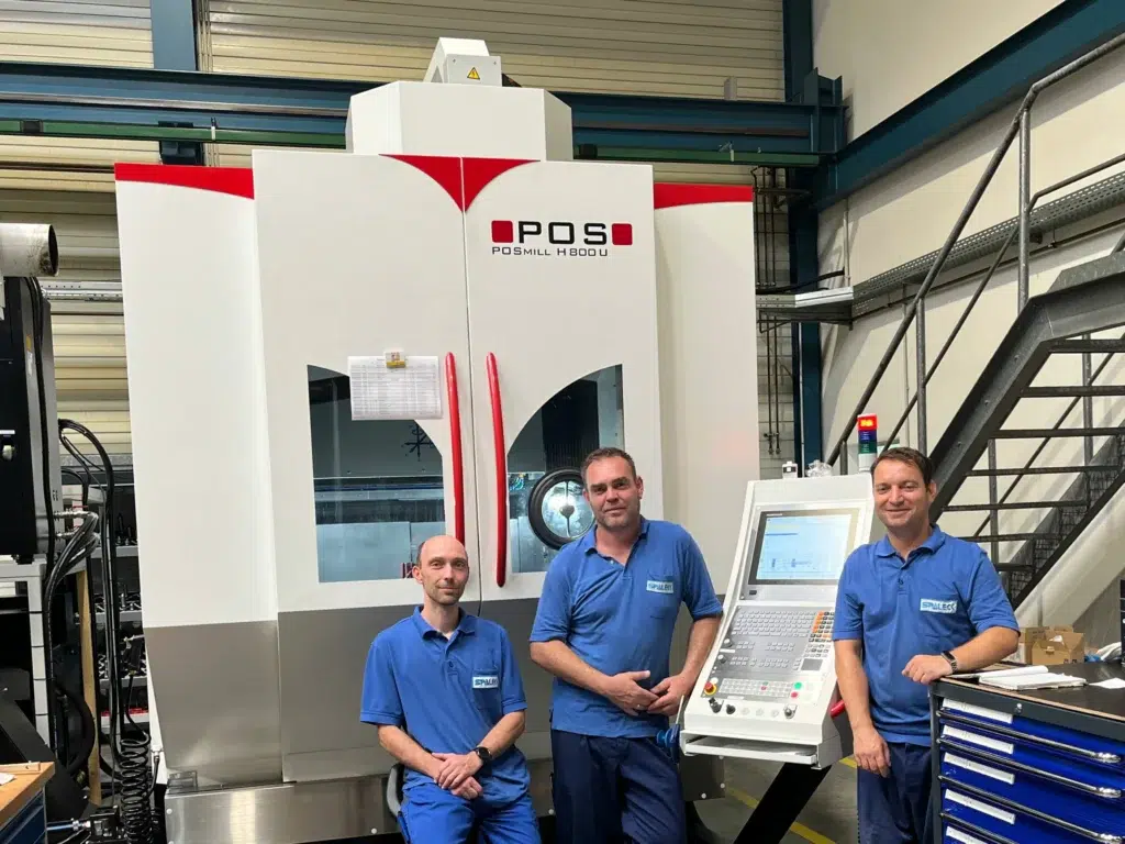 Three machinists from SPALECK Präzisionstechnik in Greiz at the new POSmill H 800 U CNC milling center.